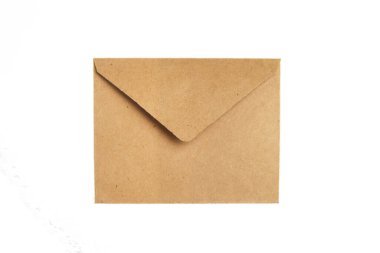 Kahverengi zarf beyaz arka planda izole edilmiş. Beyaz arka planda ekolojik bir zarf var. Noel tatili kavramı. Noel Baba 'ya mektup. Beyaz arka plan. İzole edilmiş.