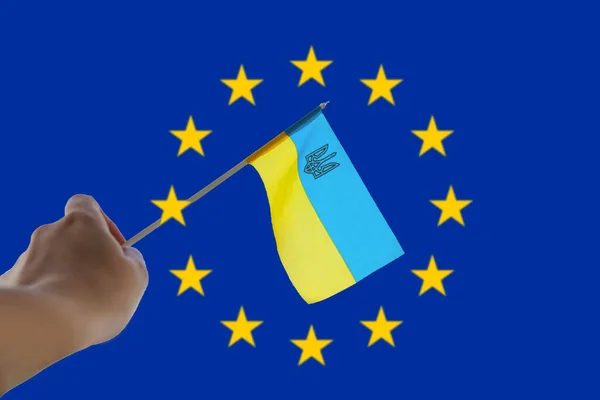 Defocus Europese Unie Oekraïne Groot Nationaal Symbool Fladdert Steun Hulp — Stockfoto