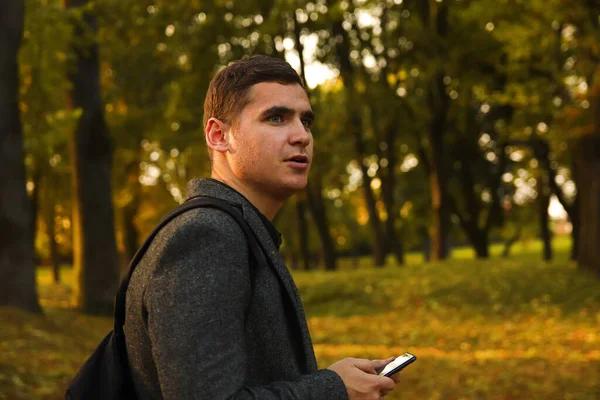 Расслабься Молодой Человек Держит Телефон Человек Использующий Смартфон Осеннем Парке — стоковое фото