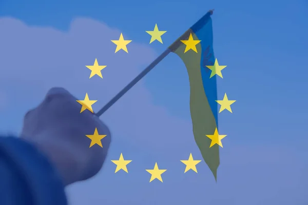 Defokus Evropská Unie Ukrajina Velký Národní Symbol Třepetající Modré Obloze — Stock fotografie