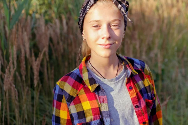 Defocus Teen Preteen Girl Walking Nature Background Little Kid Girl — Stockfoto