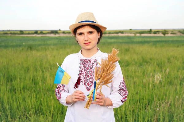 Defocus Young Woman Vyshyvanka Hat Holding Bouquet Ripe Golden Spikelets — Photo