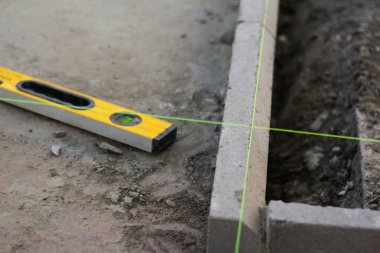 Defocus seviyesi aracı. İnşaat endüstrisi. Sarı seviye alet ruhu ve yeşil olta ipi. Tuğlacı ve asfalt ustası. Askı aletleri. Odaklanamıyorum.