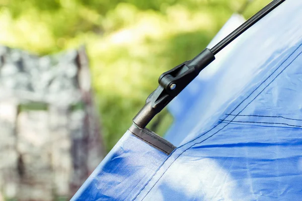 Rozproszyć Zbliżenie Niebieski Namiot Turystyczny Stojący Zielonym Tle Natury Plecak — Zdjęcie stockowe