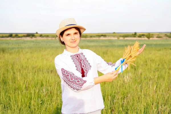 Defocus Young Woman Vyshyvanka Hat Holding Bouquet Ripe Golden Spikelets — 图库照片