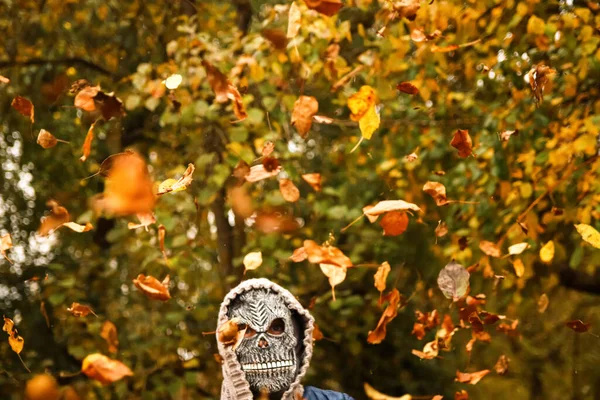 Sfoca Persone Halloween Persona Maschera Triste Mietitore Alzando Mano Lanciando — Foto Stock