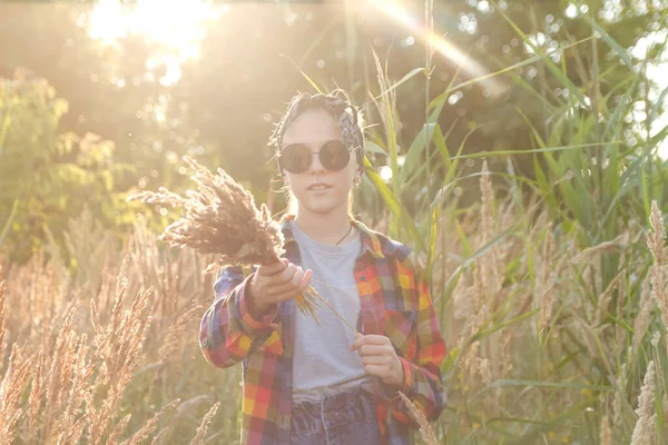 Defocus Teen Preteen Girl Walking Nature Background Little Kid Girl — Stockfoto