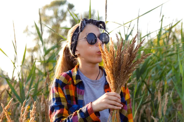 Defocus Teen Preteen Girl Walking Nature Background Little Kid Girl —  Fotos de Stock