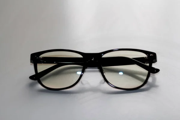 Defokussieren Sie Schwarze Brillen Auf Weißem Hintergrund Flache Lage Draufsicht — Stockfoto