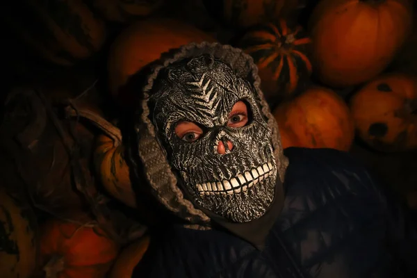 Desfoque Pessoas Halloween Pessoa Máscara Ceifeiro Sombrio Sobre Fundo Preto — Fotografia de Stock