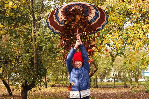 Defocus Autumn People Teen Girl Holding Umbrella Throwing Leaves Many — Photo