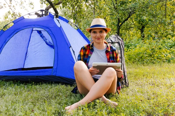 Defocus Young Woman Working Tablet Camping Tent Outdoors Surrounded Beautiful — Stock Fotó