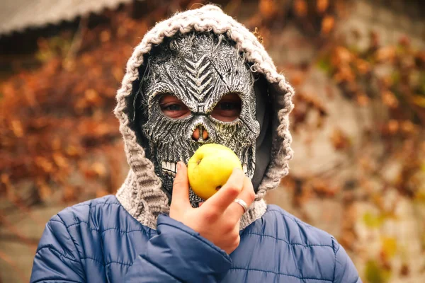 Defocus Halloween Mensen Portret Persoon Grimmige Magere Hein Masker Staande — Stockfoto