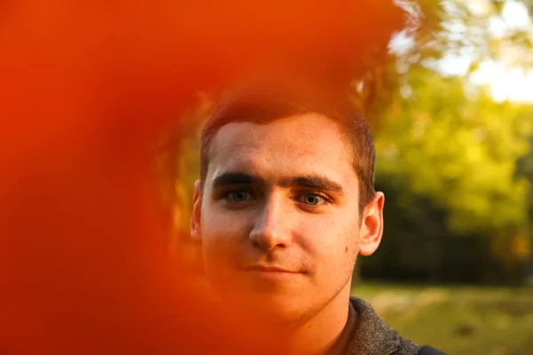 Defocus Portret Jongeman Natuur Herfst Achtergrond Serieuze Jongeman Twintig Jaar — Stockfoto