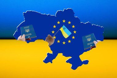 Avrupa Birliği ve Ukrayna 'nın dikkatini dağıt. Ukrayna 'yı destekle ve yardım et, Bağımsızlık Anayasa Günü, Ulusal Bayram. Pankart. Birlik. Ukrayna 'yı şekillendir. El ele tutuşan bayrak ve pasaport. Odaklanamıyorum.