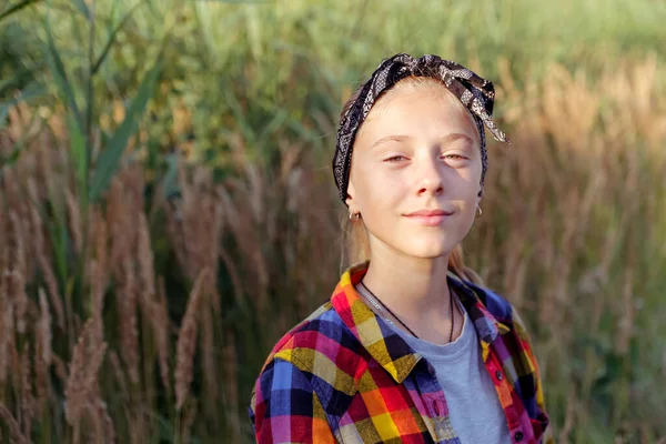 Defocus Teen Preteen Girl Walking Nature Background Little Kid Girl — Stock fotografie