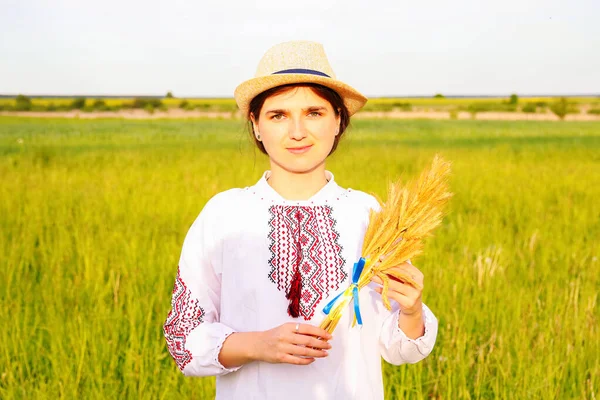 Defocus Young Woman Vyshyvanka Hat Holding Bouquet Ripe Golden Spikelets — 图库照片