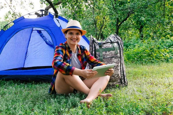 Defocus Young Woman Working Tablet Camping Tent Outdoors Surrounded Beautiful — Stock Fotó