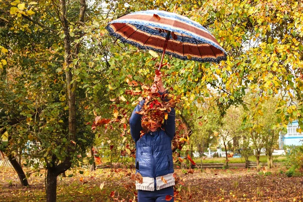 Defocus Autumn People Teen Girl Holding Umbrella Throwing Leaves Many — Photo