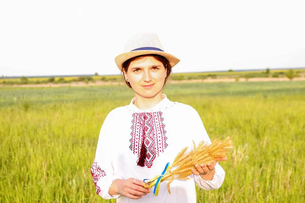 Defocus Young Woman Vyshyvanka Hat Holding Bouquet Ripe Golden Spikelets — Photo