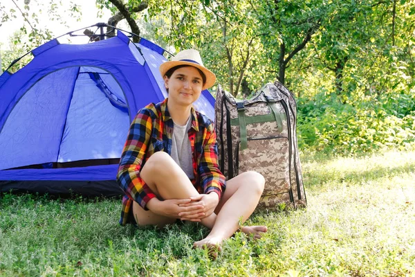 Defocus Young Woman Sitting Camping Tent Outdoors Surrounded Beautiful Nature — Zdjęcie stockowe