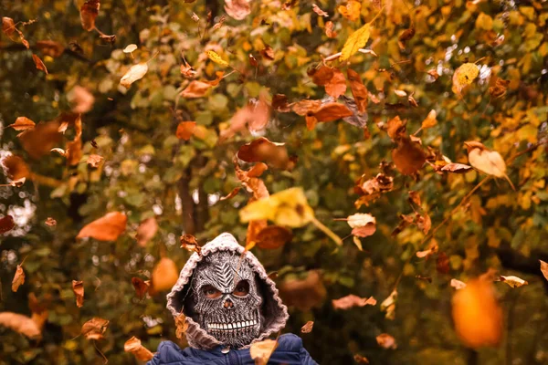 Defocus Halloween People Person Grim Reaper Mask Raising Hand Throwing — Fotografia de Stock