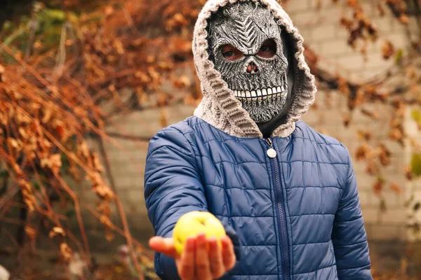 Defocus Halloween People Portrait Person Grim Reaper Mask Standing Nature — Foto Stock