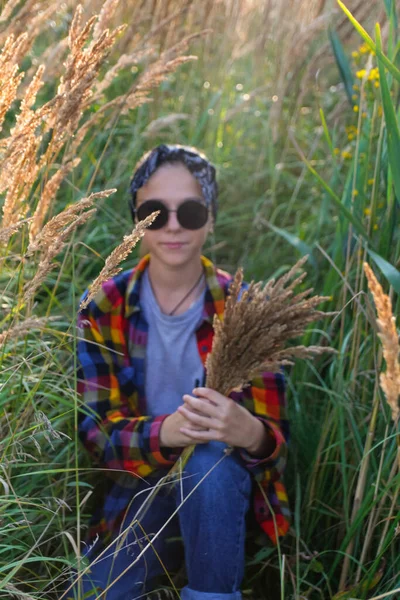 Defocus Teen Preteen Girl Walking Nature Background Little Kid Girl —  Fotos de Stock