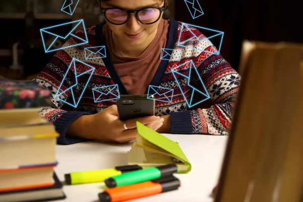 Joven Mujer Feliz Gafas Estudio Por Noche Milenial Estudiante Teléfono —  Fotos de Stock