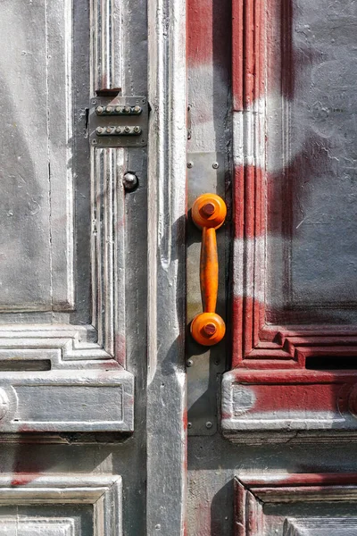 Defocus Brown Vintage Telephone Receiver Handle Door Closed Wooden Door — Fotografia de Stock