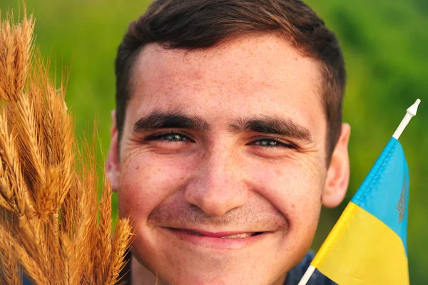 Defocus Young Ukrainian Man Portrait Bouquet Ripe Golden Spikelets Wheat — 图库照片