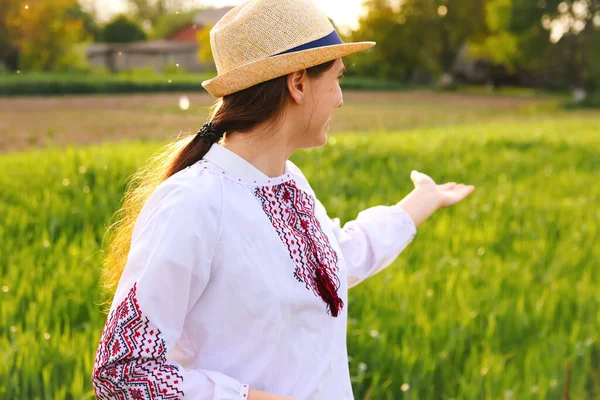 Defocus Young Ukrainian Woman Portrait Meadow Nature Background Showing Sign — Stock fotografie