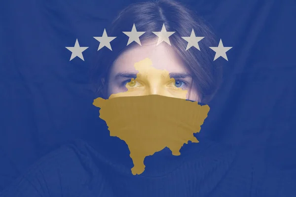 Απεστίασε Γυναίκα Στη Σημαία Του Κοσσυφοπεδίου Έννοια Συνοριακής Σύγκρουσης Ανεξαρτησίας — Φωτογραφία Αρχείου