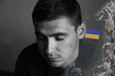 Defocus Ukraynalı adam, daha sodier. Akıl sağlığı. Gergin erkek asker depresyon geçiriyor, travma sonrası stres bozukluğu konsepti. Adam üzgün, sorunları var. Psikoloji konsepti. Stres ve acı. Odaklanamıyorum.