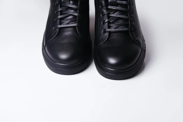 Sapatos Masculinos Couro Preto Defocus Fundo Branco Mens Tornozelo Botas — Fotografia de Stock