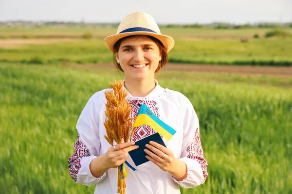 Defocus年轻的乌克兰妇女肖像 成熟的金色麦穗束在草甸大自然的背景上 展示乌克兰国旗 笑一个拿着护照的乌克兰人女孩注意力不集中 — 图库照片