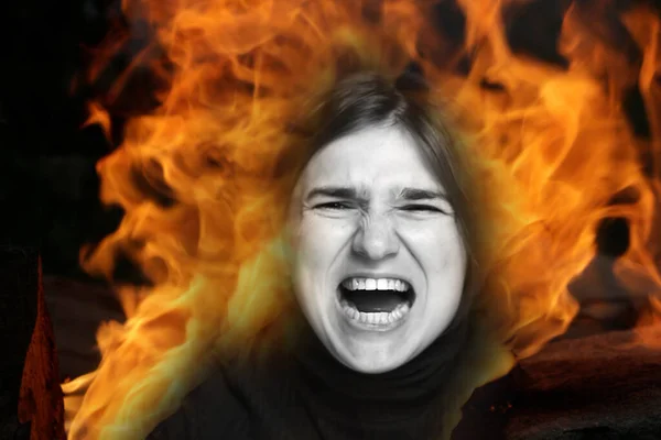 Крики Ненависть Ярость Плачущая Эмоциональная Сердитая Женщина Кричит Фоне Пламени — стоковое фото