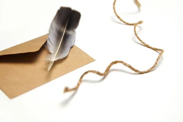 Artesanía Eco Cuerda Sobre Pluma Sobre Fondo Blanco Concepto Navideño —  Fotos de Stock