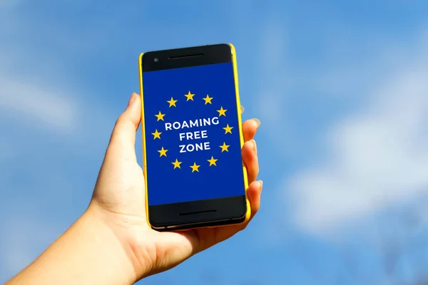 Roaming Free Euro Zone Kvinna Hand Med Svart Smartphone Gul — Stockfoto