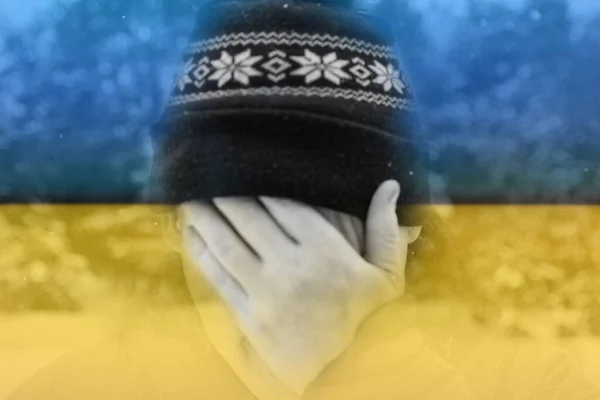 Defokussieren Sie Den Mann Der Sein Gesicht Verdeckt Flagge Ukraine — Stockfoto