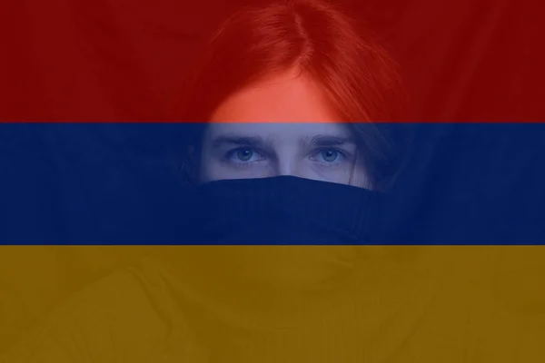 亚美尼亚和阿塞拜疆之间的战争 年轻的女人看着相机 眼神忧郁 艺术肖像 精神健康概念 沮丧的脸一个绿眼睛的白人女人注意力不集中 — 图库照片