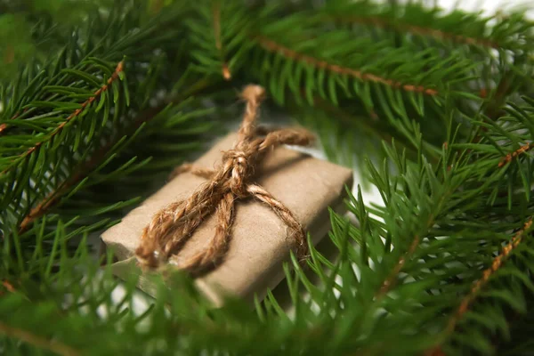 Regalo Navidad Sobre Fondo Natural Abeto Verde Cajas Regalo Eco —  Fotos de Stock