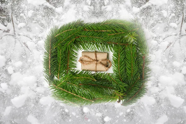 緑のモミの自然の背景と白い雪の背景に焦点を当てたクリスマスプレゼント エコクラフトギフトボックス 有機エコクラフトクリスマスツリー 創造的な芸術の休日 単純なXmasの背景 集中できない — ストック写真