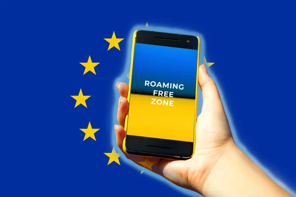 Roaming Free Euro Zone Žena Ruka Drží Černý Smartphone Žluté — Stock fotografie