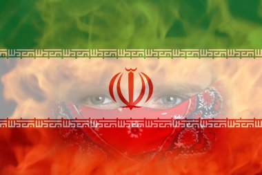 İran 'da yapılan protestoları iptal et. Bandanalı genç adamla yüzleş. Sınır üzerinde çatışma. Ateş, alev. Yakından erkek yüzü. Ülke bayrağı. İran bayrağı. Odaklanamıyorum.