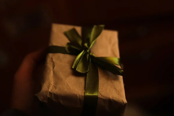 Дефокусировка Ремесленной Эко Подарочной Коробки Волшебным Светом Темном Светлом Фоне — стоковое фото