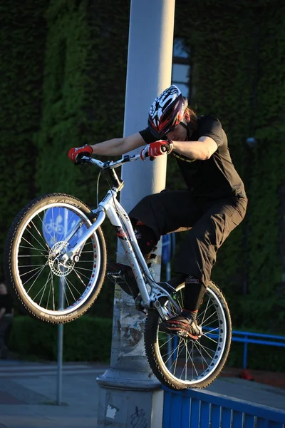 Biker's trick — Stockfoto