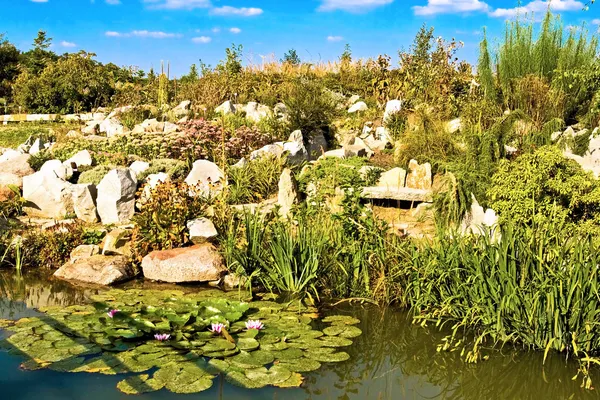 Fotos de Jardin con estanque de stock, imágenes de Jardin con estanque