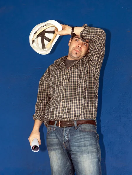 Müder Ingenieur auf Indizienbasis isoliert — Stockbild Müder Ingenieur — Stockfoto