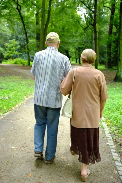 Seniorenpaar im Park — Stockfoto